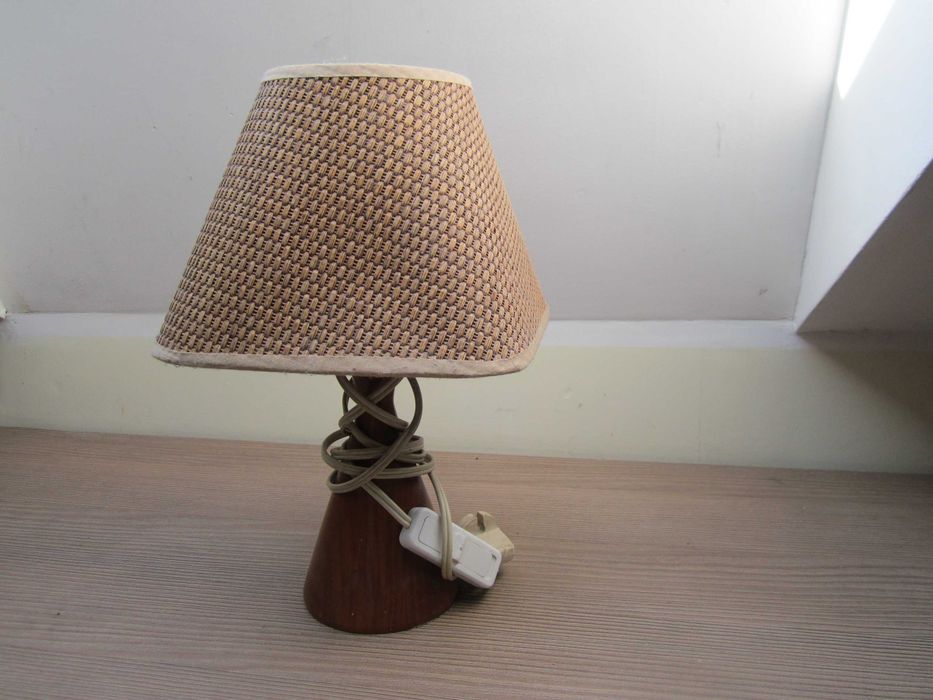 nieduża lampka stołowa