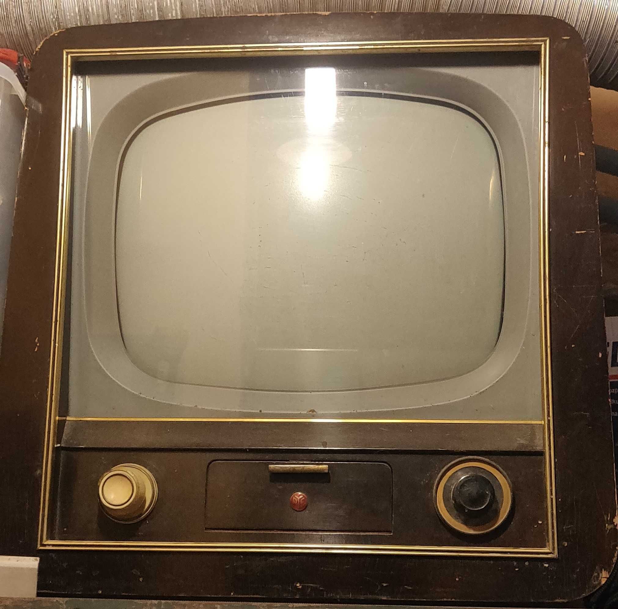 Stary kolekcjonerski, ok. 70 letni telewizor lampowy. Zabytek techniki