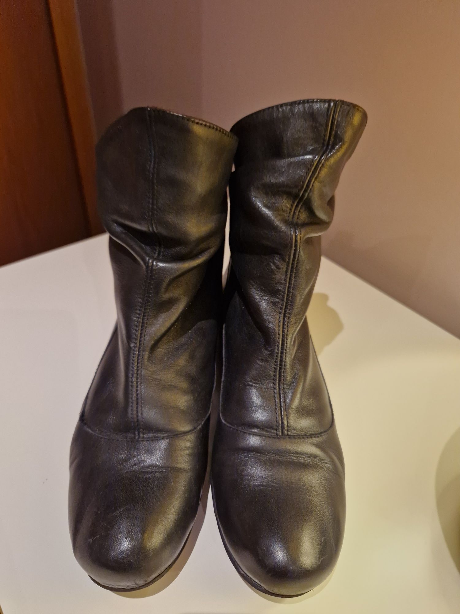 Botins em couro preto