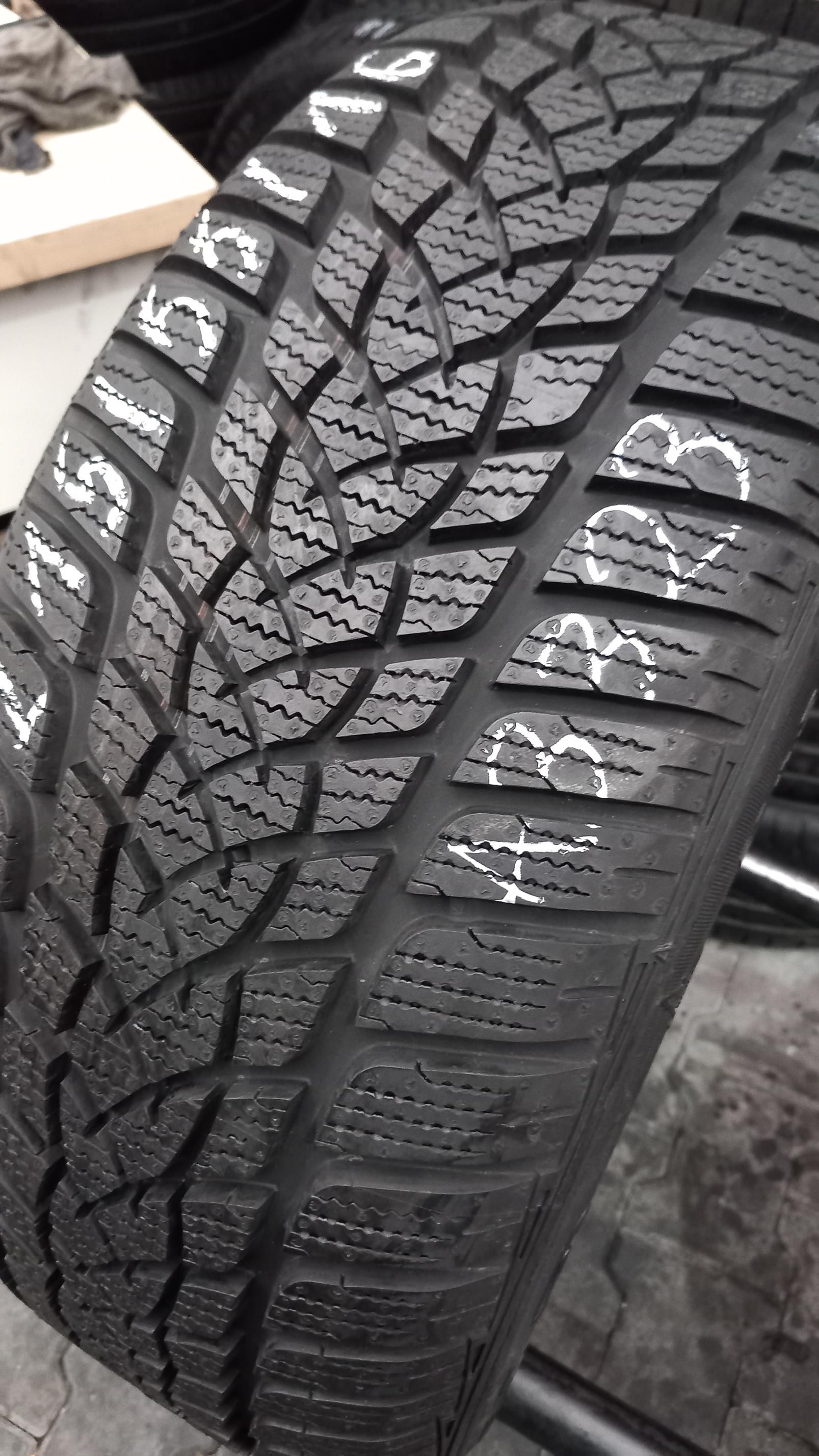 215/55/16 Goodyear Ultra Grip Performance 2 93H