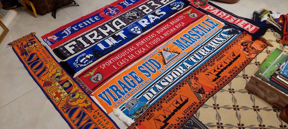 Cachecois de varios clubes e claques