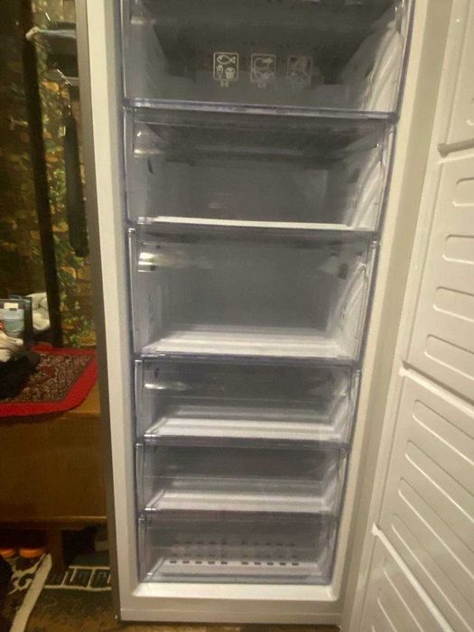 Морозильна камера Beko RFSA240M23X