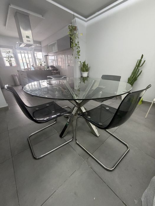 Mesa de Jantar Redonda de Vidro e Cromado com 4 Cadeiras Modernas