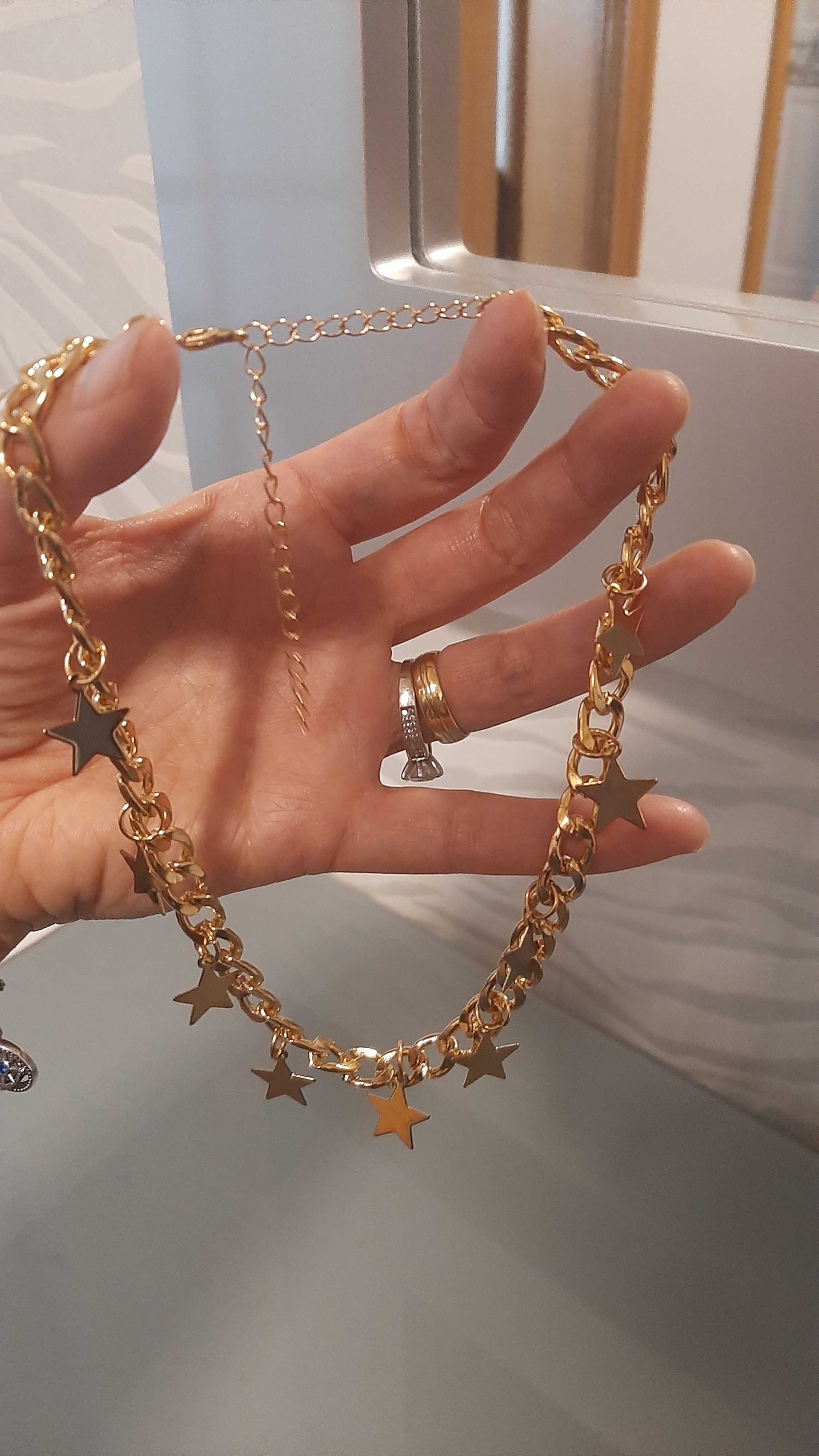 Colar dourado com estrelas