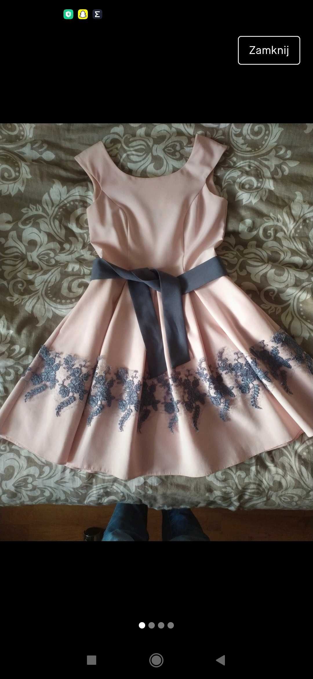 Sukienka w kolorze pudrowego różu