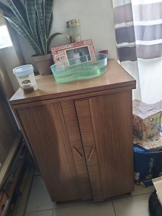 Vendo máquina de costura antiga a trabalhar na perfeição