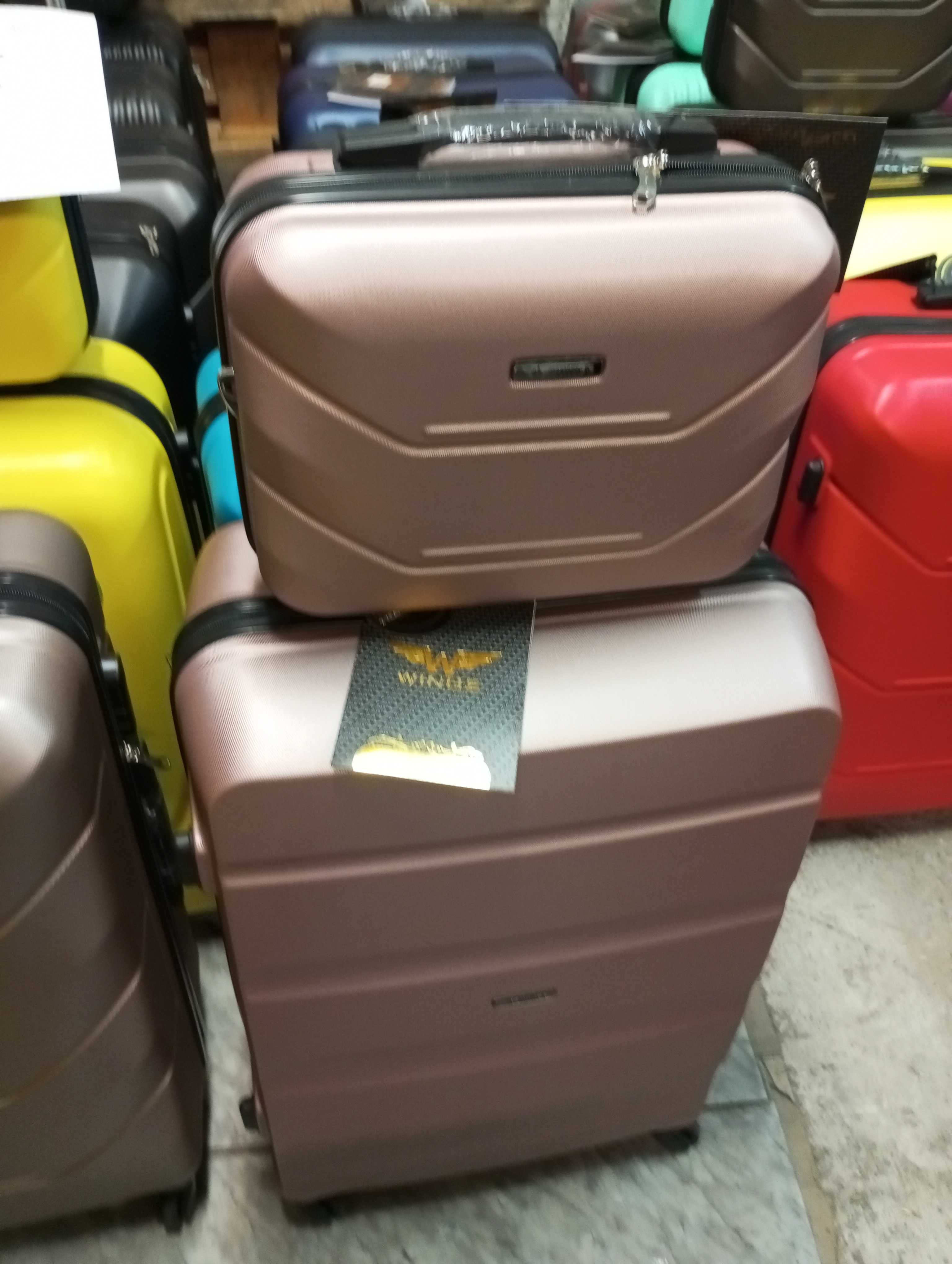 Walizka podróżna średnia Xl z wings na 4 kołach z abs