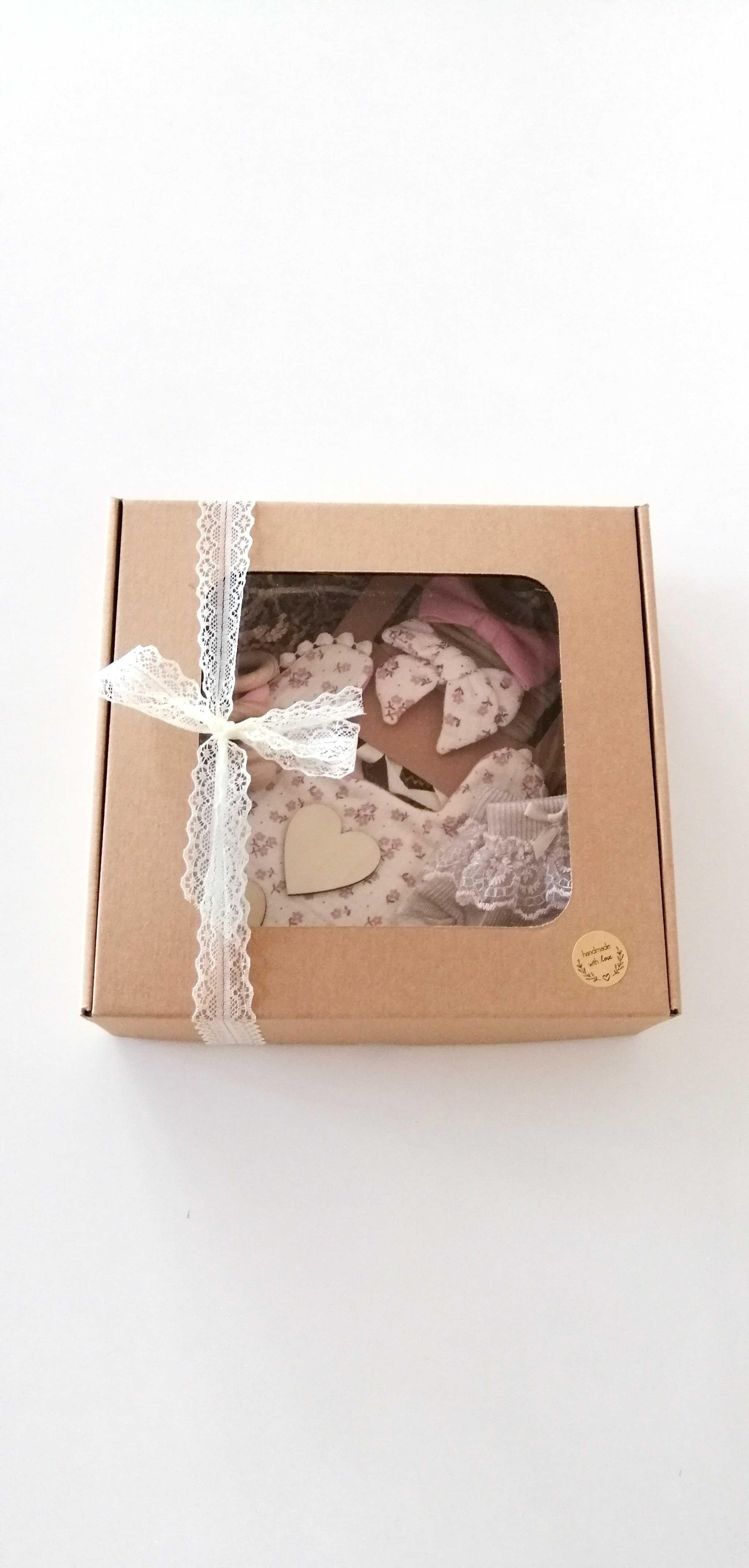 giftbox zestaw prezent dla dziewczynki na babyshower opaski grzechotka