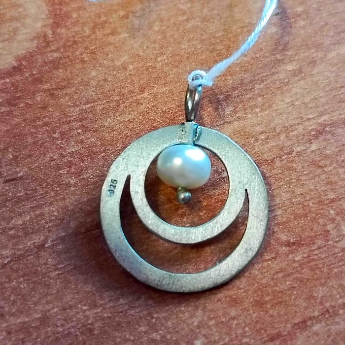 Srebrna zawieszka z perłą