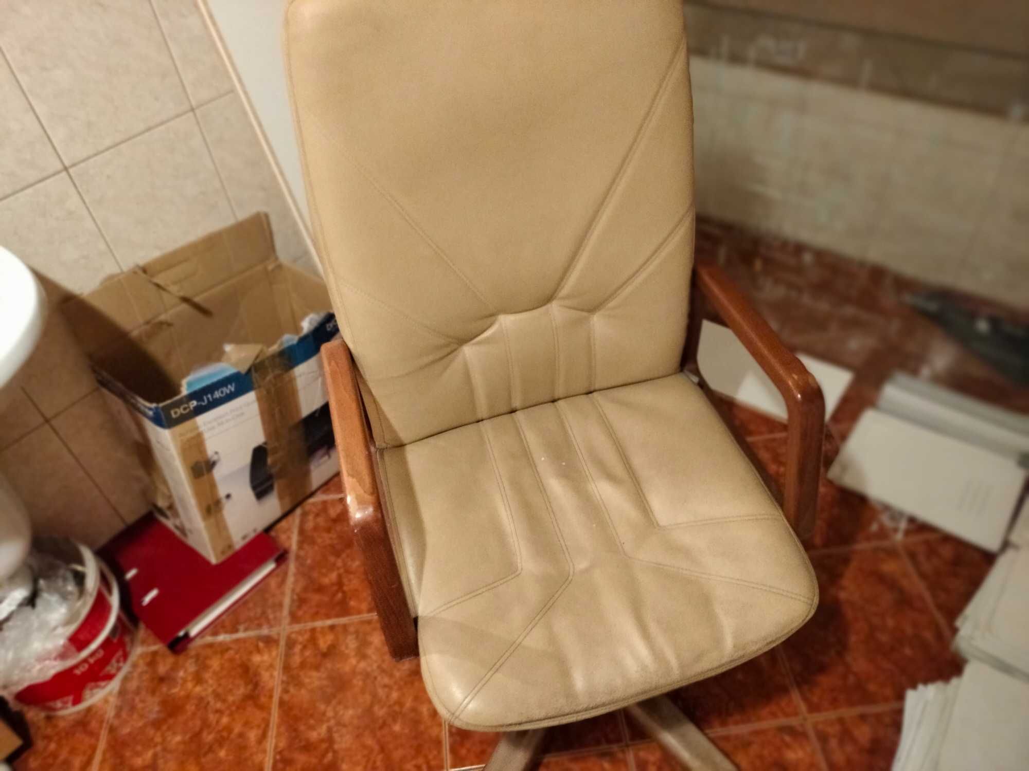 krzesło biurowe obrotowe z drewnianmi rączkami w fajnym stanie likwida