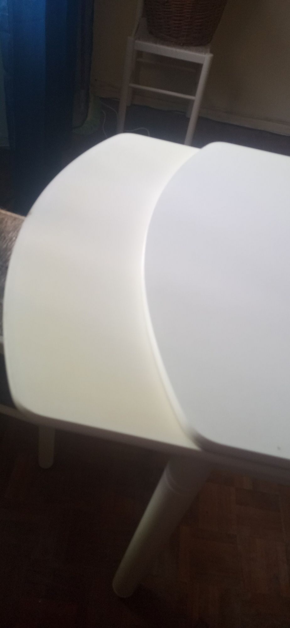 Mesa branca extensível  com  quatro cadeiras de Cozinha