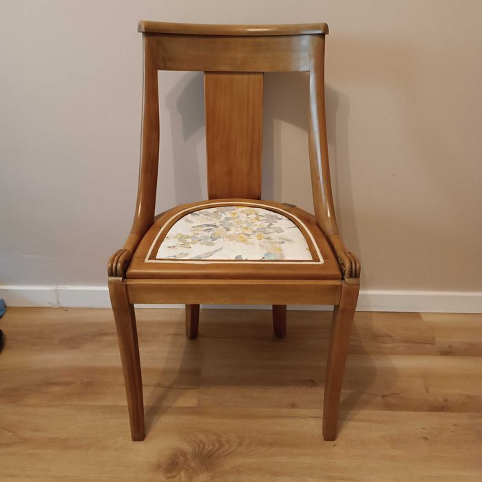 Cadeira de madeira renovada