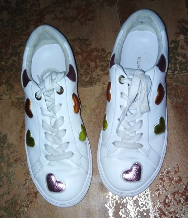 Кросівки для жінок 37 розмір