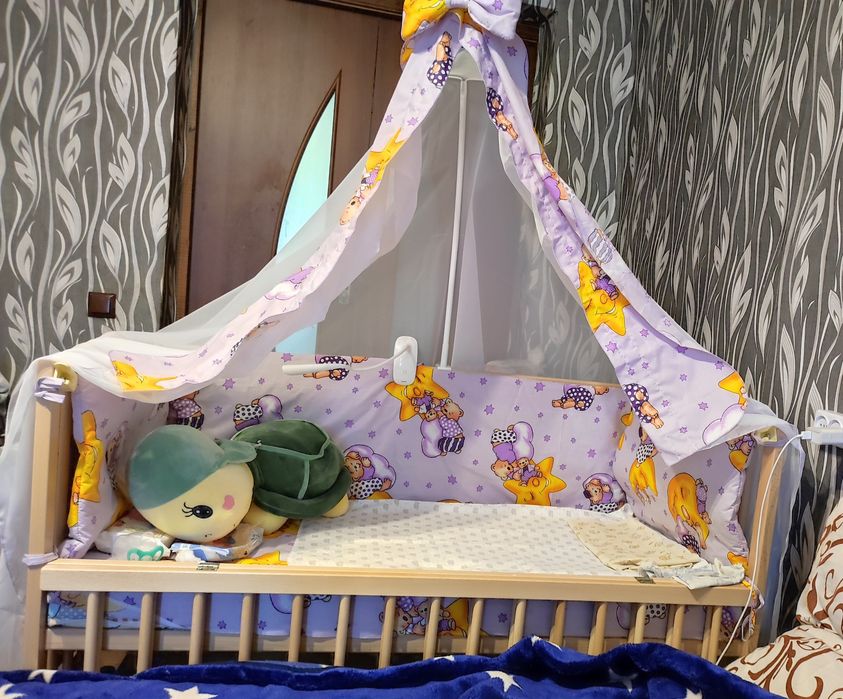 Дитяче ліжко з матрасиком