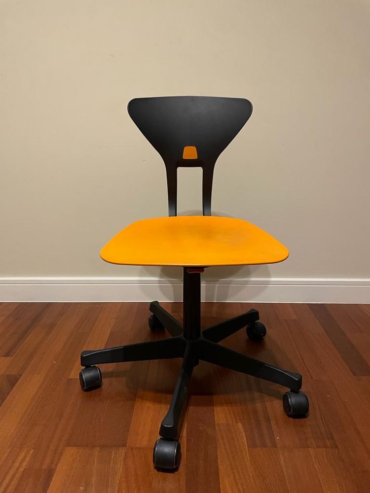 Krzesło dziecięce regulowane Ray Labofa pomarańczowe Flexa dynamiczne