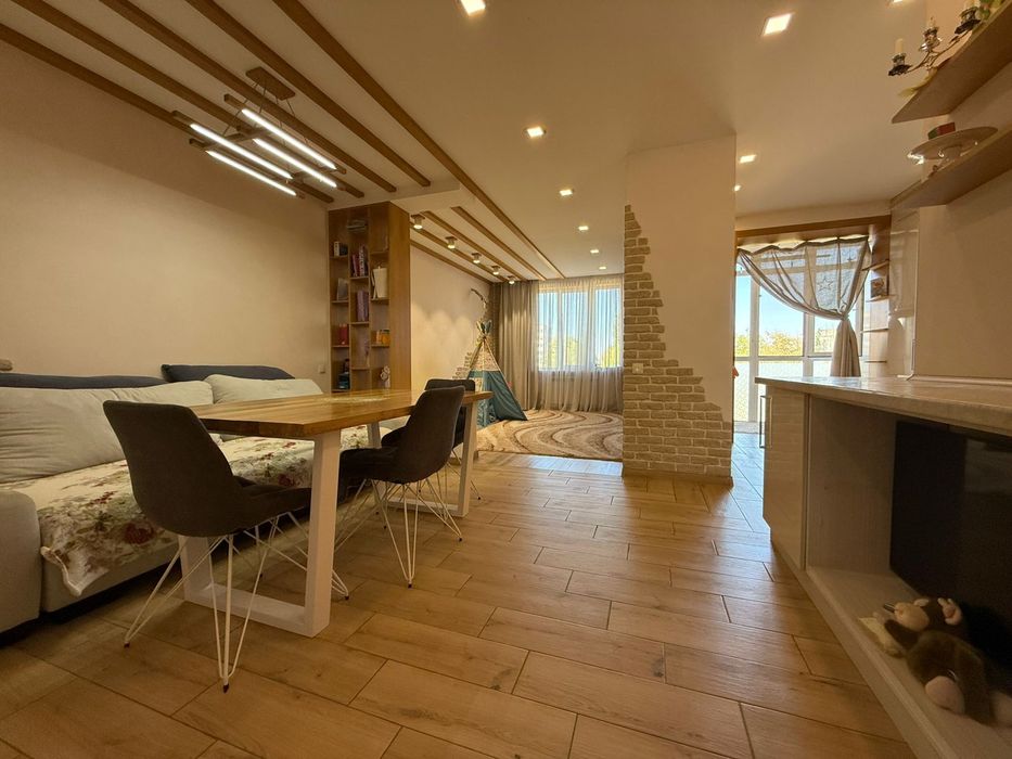 Продаю 3-х комнатную квартиру в центре.