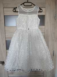 Biała sukienka, sypanie kwiatków