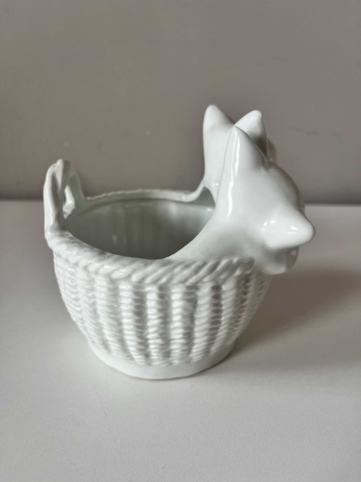 Biała, ceramiczna, ozdobna osłonka z kotkami
