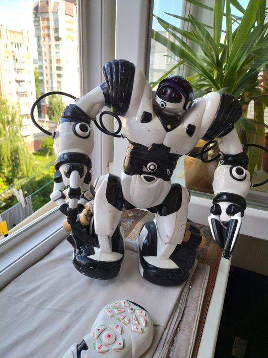 Робот електронний на пульті  в комплекті з батарейками