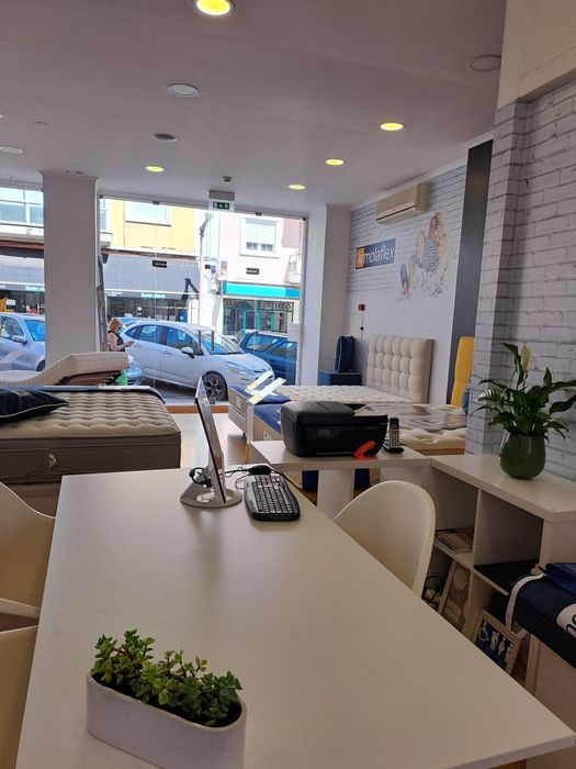 Mesa Branca c/ Pé Metálico