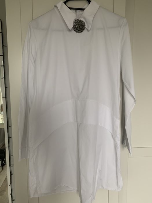 Koszula bluzka sukienka biała broszka tunika