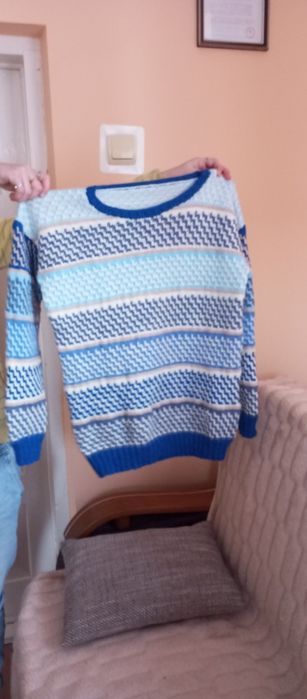 Sweter damski robiony na drutach niebieski