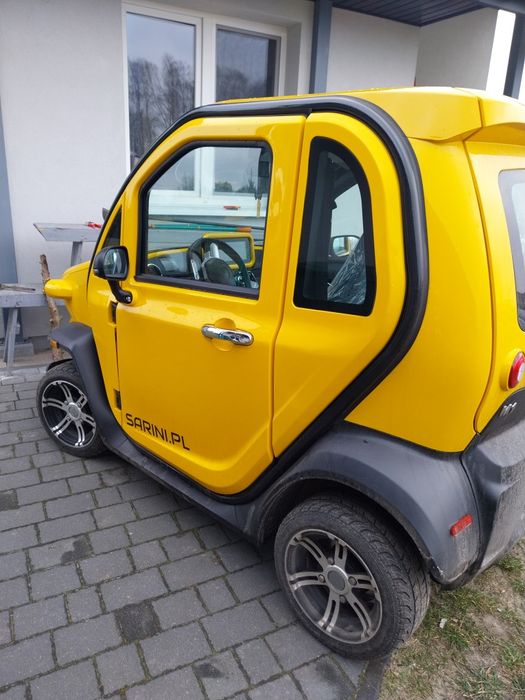 Samochód 2 osobowy elektryczny.
