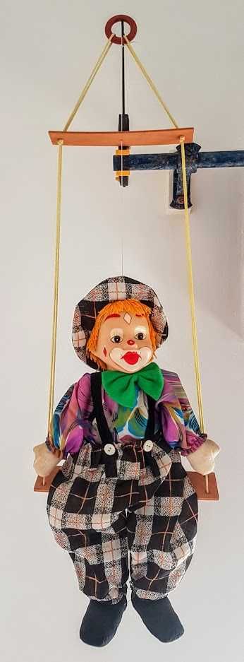 Boneco figurino marioneta palhaço no baloiço da década 1980