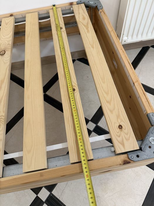 Деревʼяне ліжко з матрацом / ламель диван