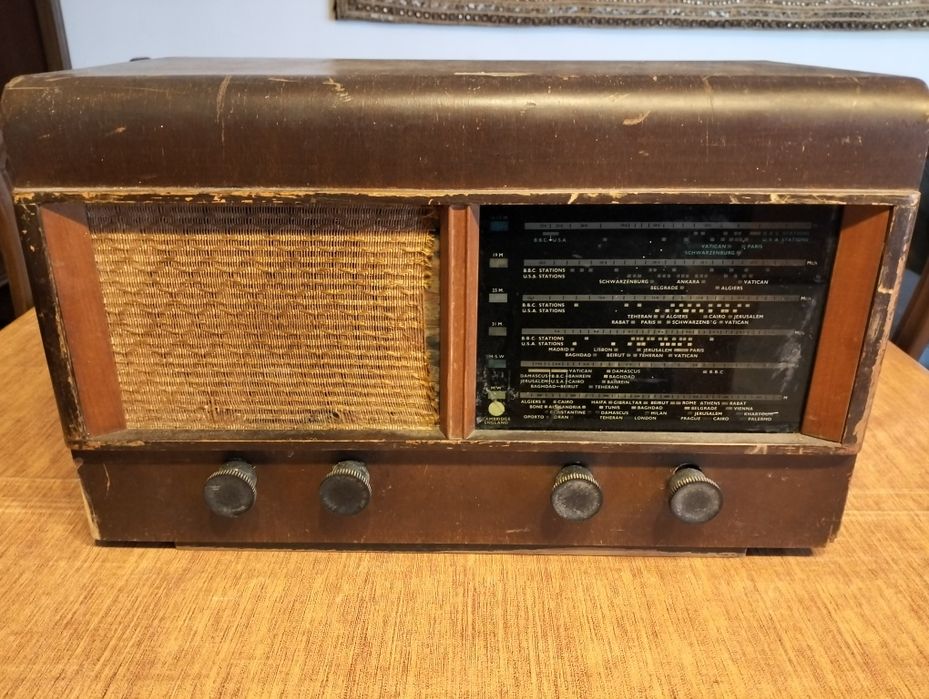 Rádio (válvulas) muito antigo PYE a trabalhar