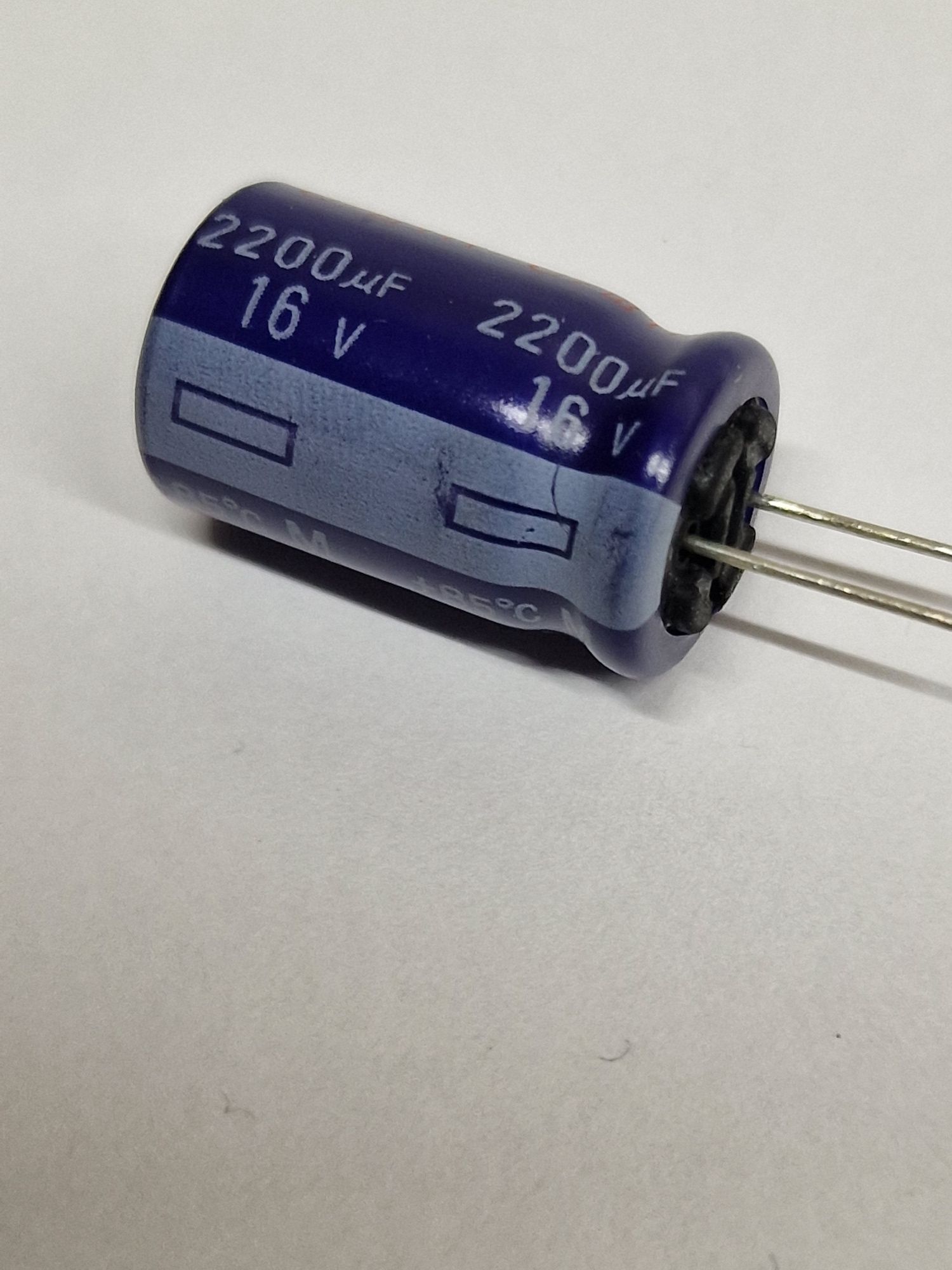 #735   Kondensator elektrolityczny 16V 2200uF