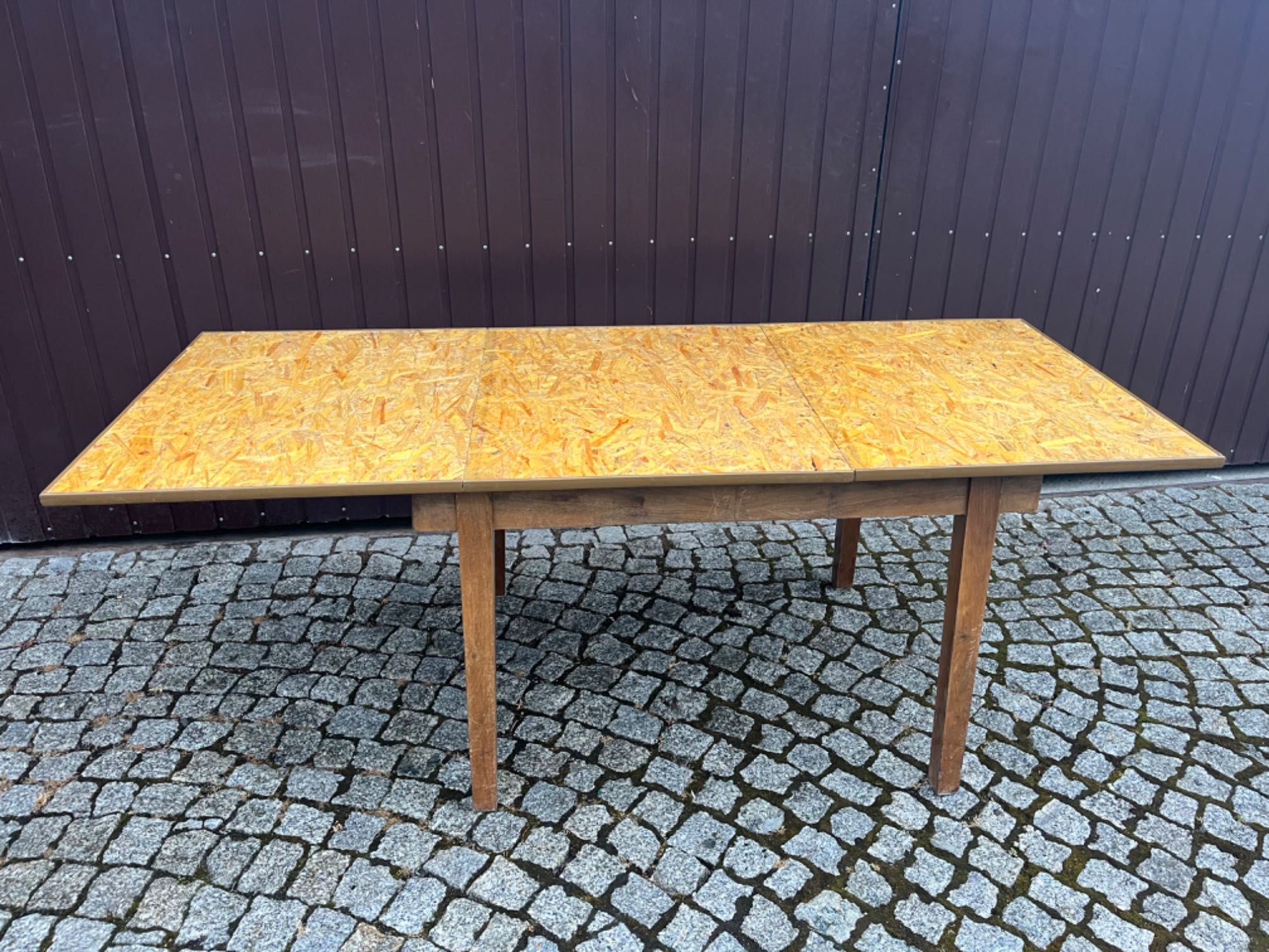 Rozkładany stół drewniany