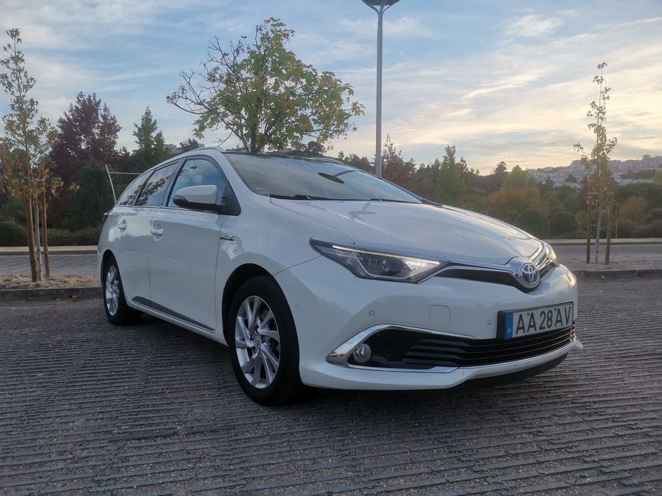 Toyota auris touring sports hybrid