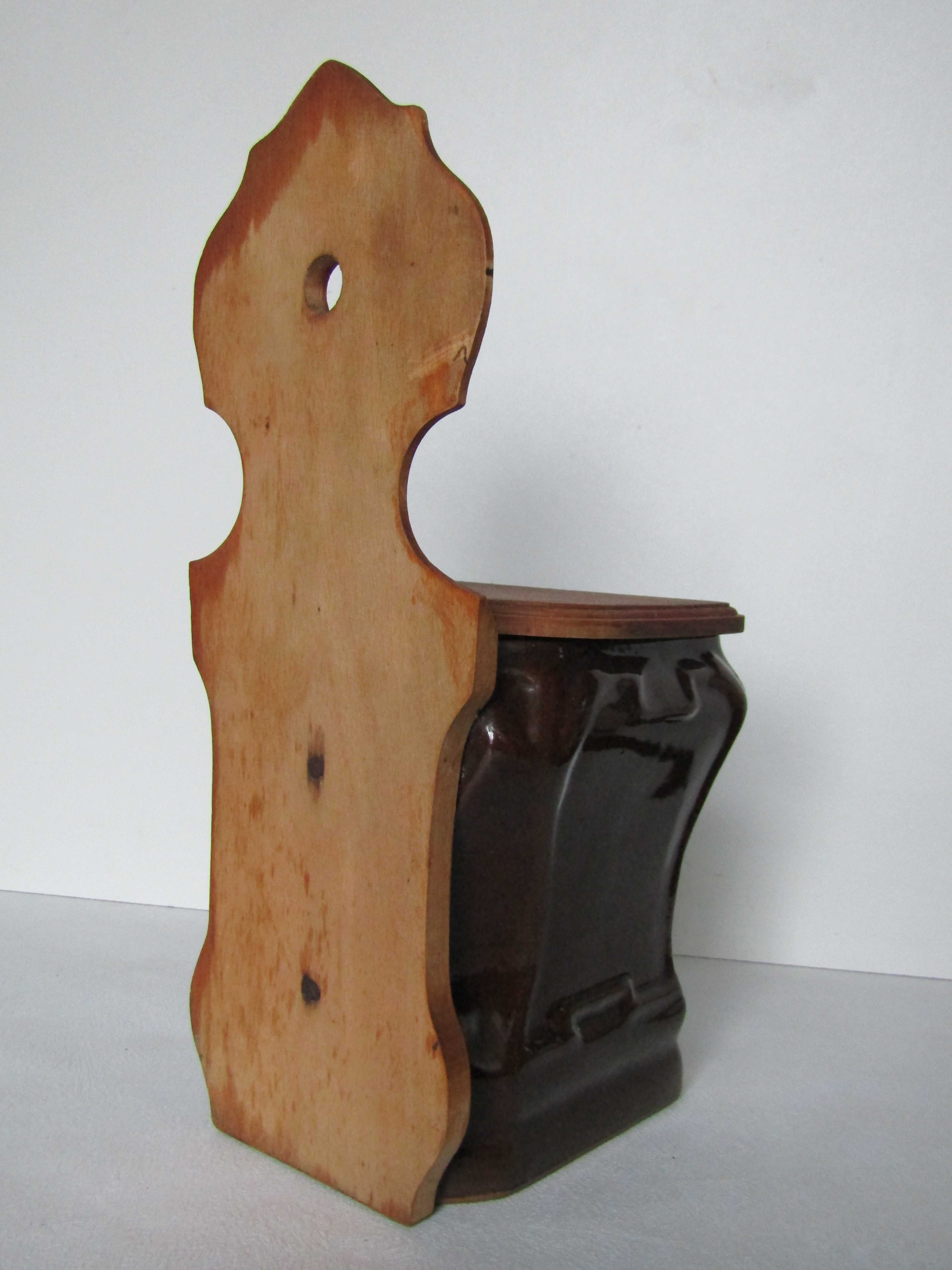 Ceramiczny pojemnik na sól z drewnianą obudową