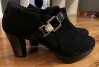 Botins de salto alto pretas