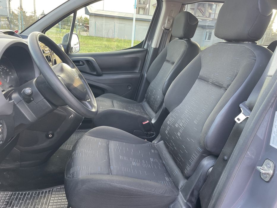 ч Peugeot Partner 2017 року випуску пасажир