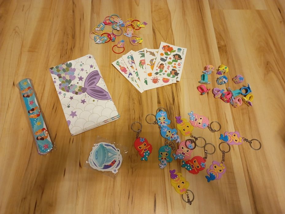 Zestaw dla dziewczynki(gumki do włosów , pierścioneki,breloczki)Syrenk