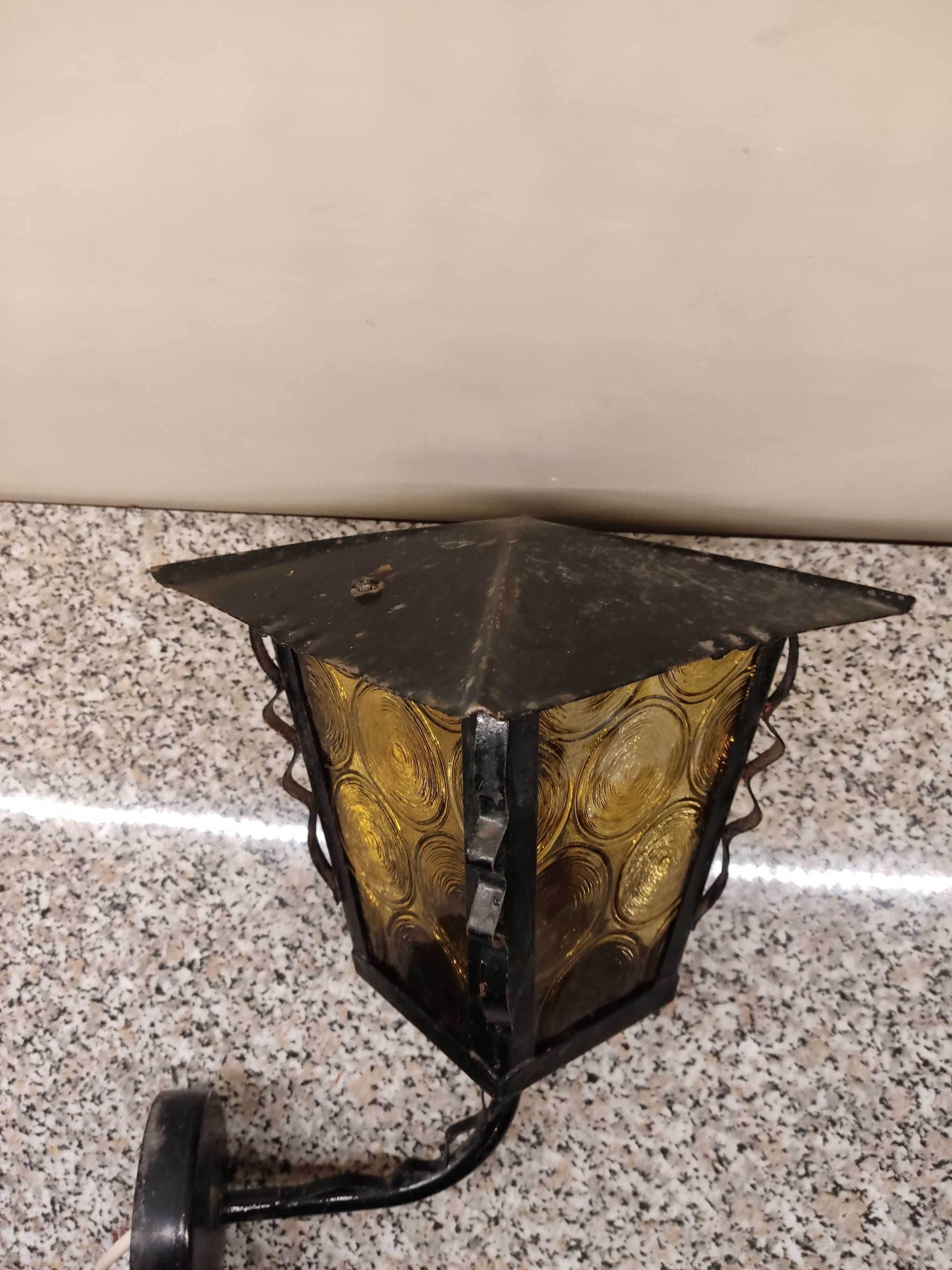 Stara retro lampa ścienna, kinkiet, na ganek, kamienice.