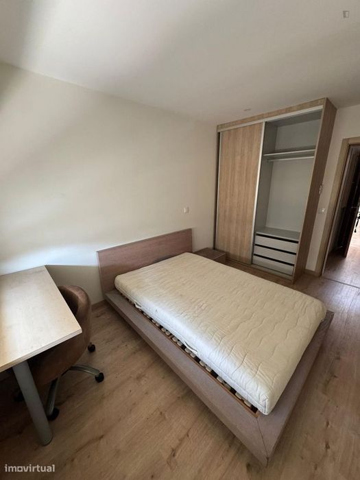 802224 - Quarto com cama de casal para estudantes