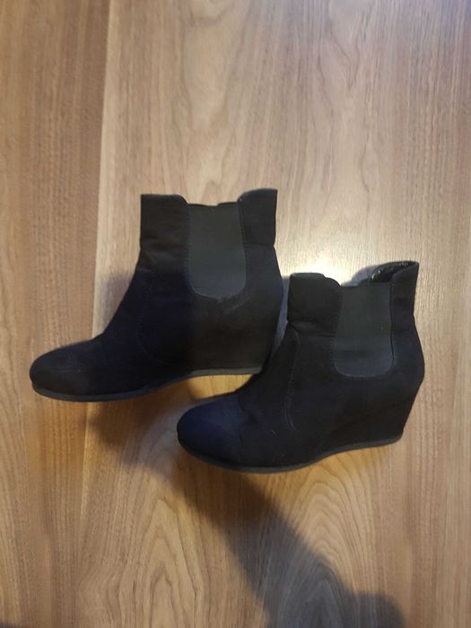 Czarne buty na koturnie