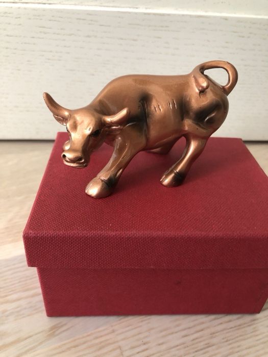 Статуэтка быка, Нью-Йорк.