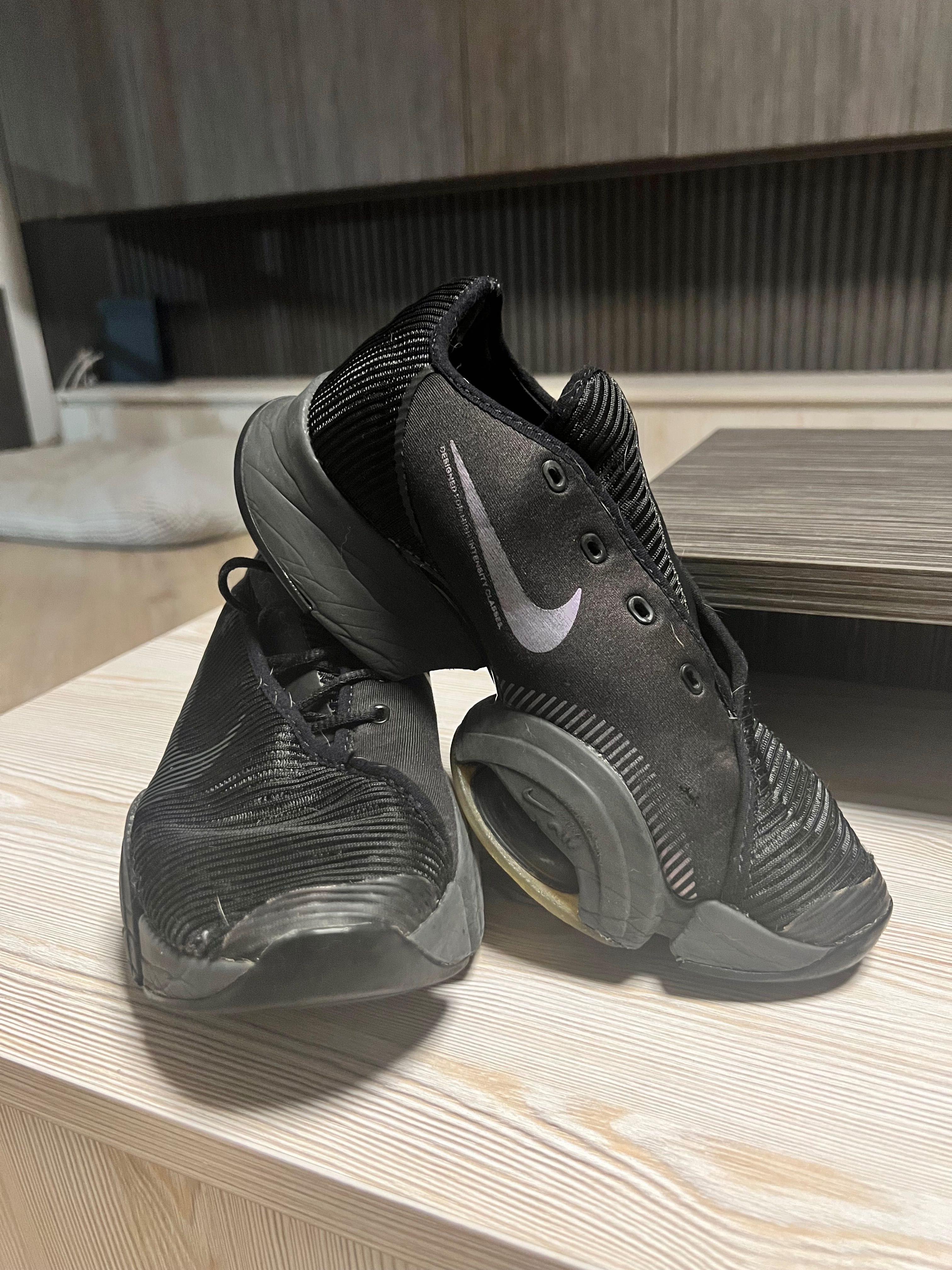 tenis NIKE pretos