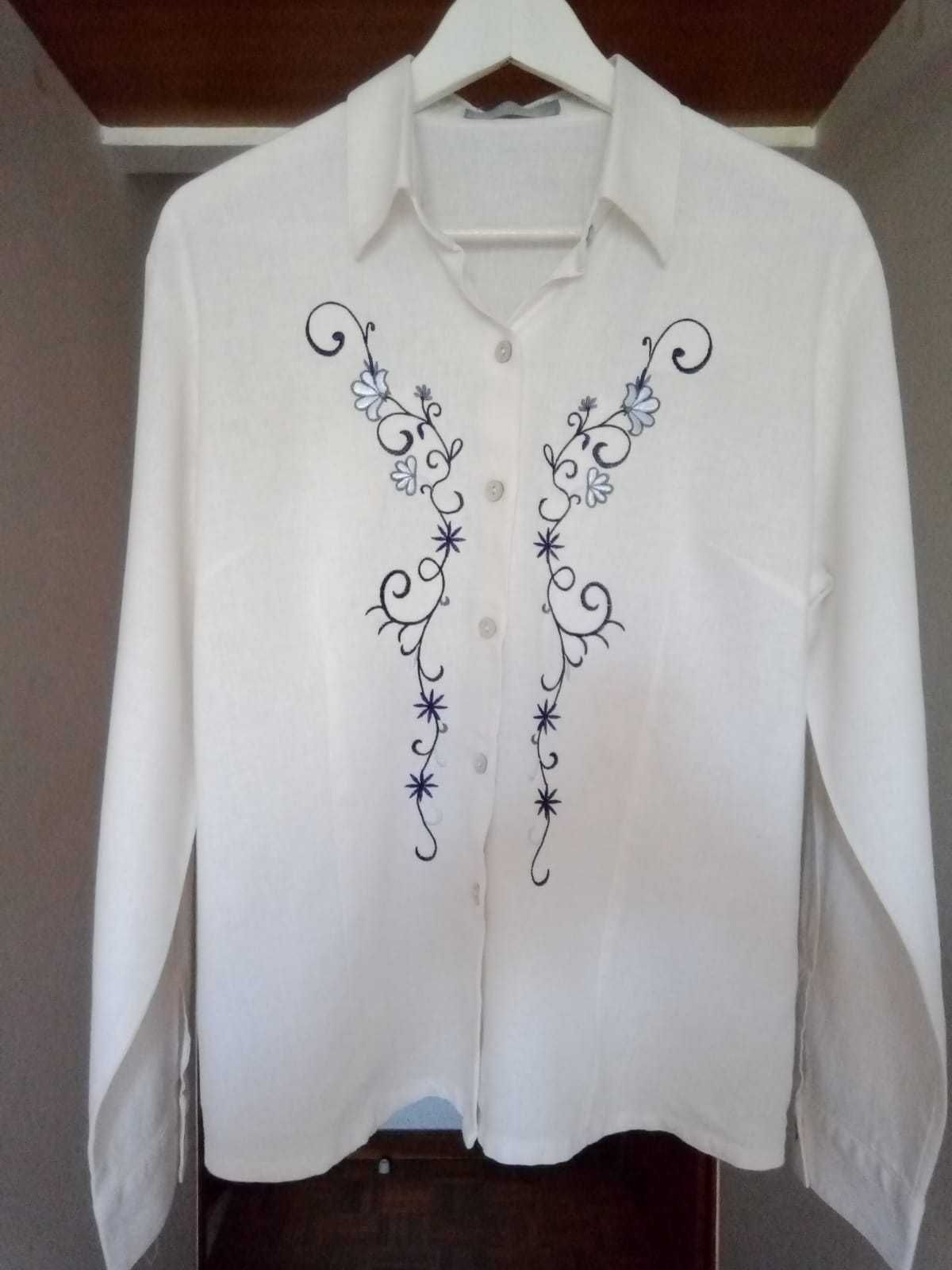 Camisa com linho e detalhe de bordado