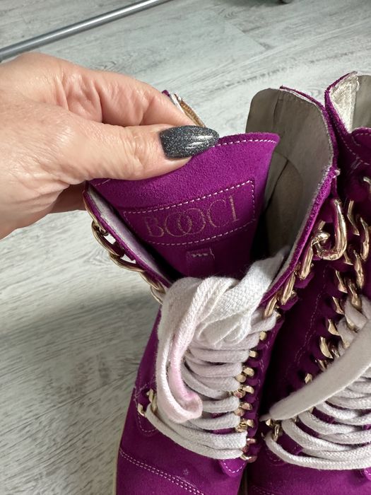 Sneakersy na koturnie zamszowe złote logo Bocci