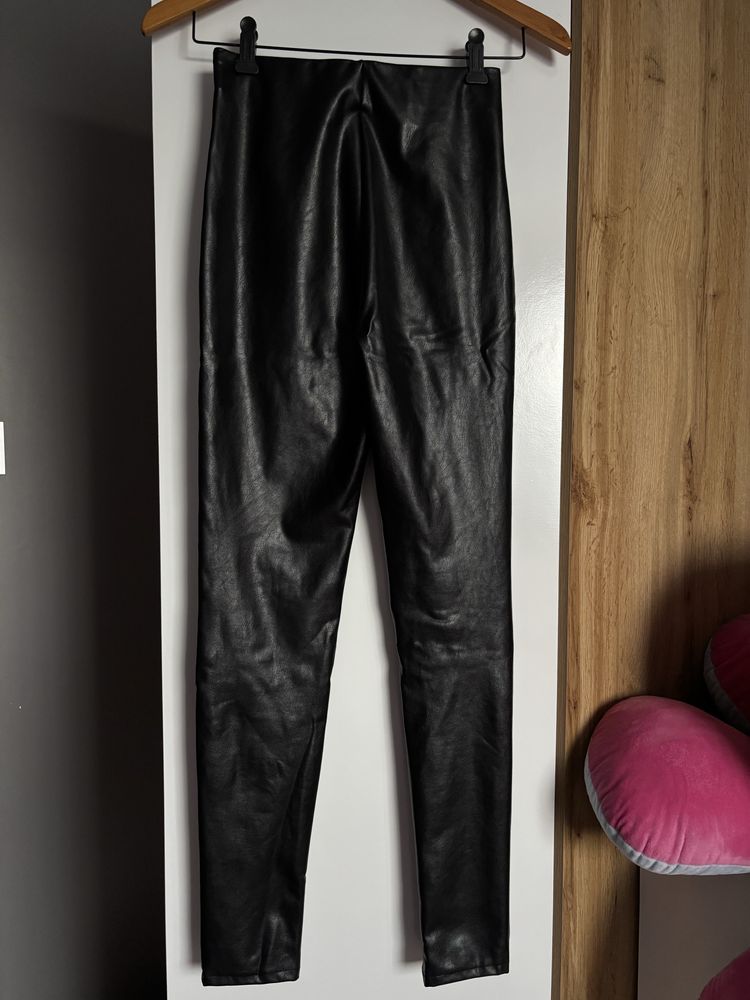 Czarne spodnie XS Stradivarius