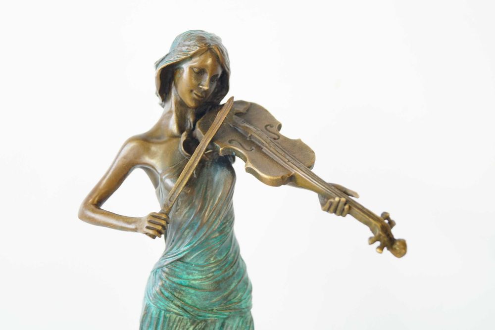 Kobieta ze skrzypcami figura z brązu skrzypaczka patyna