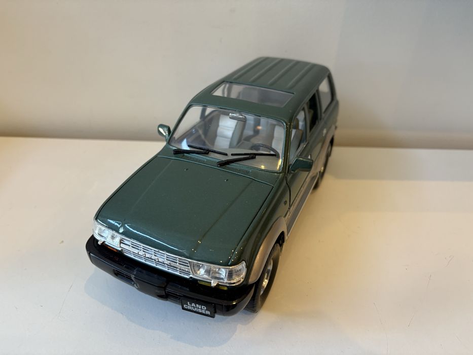 Model Toyota Land Cruiser 1:18 Road Tough (maisto bburago welly)