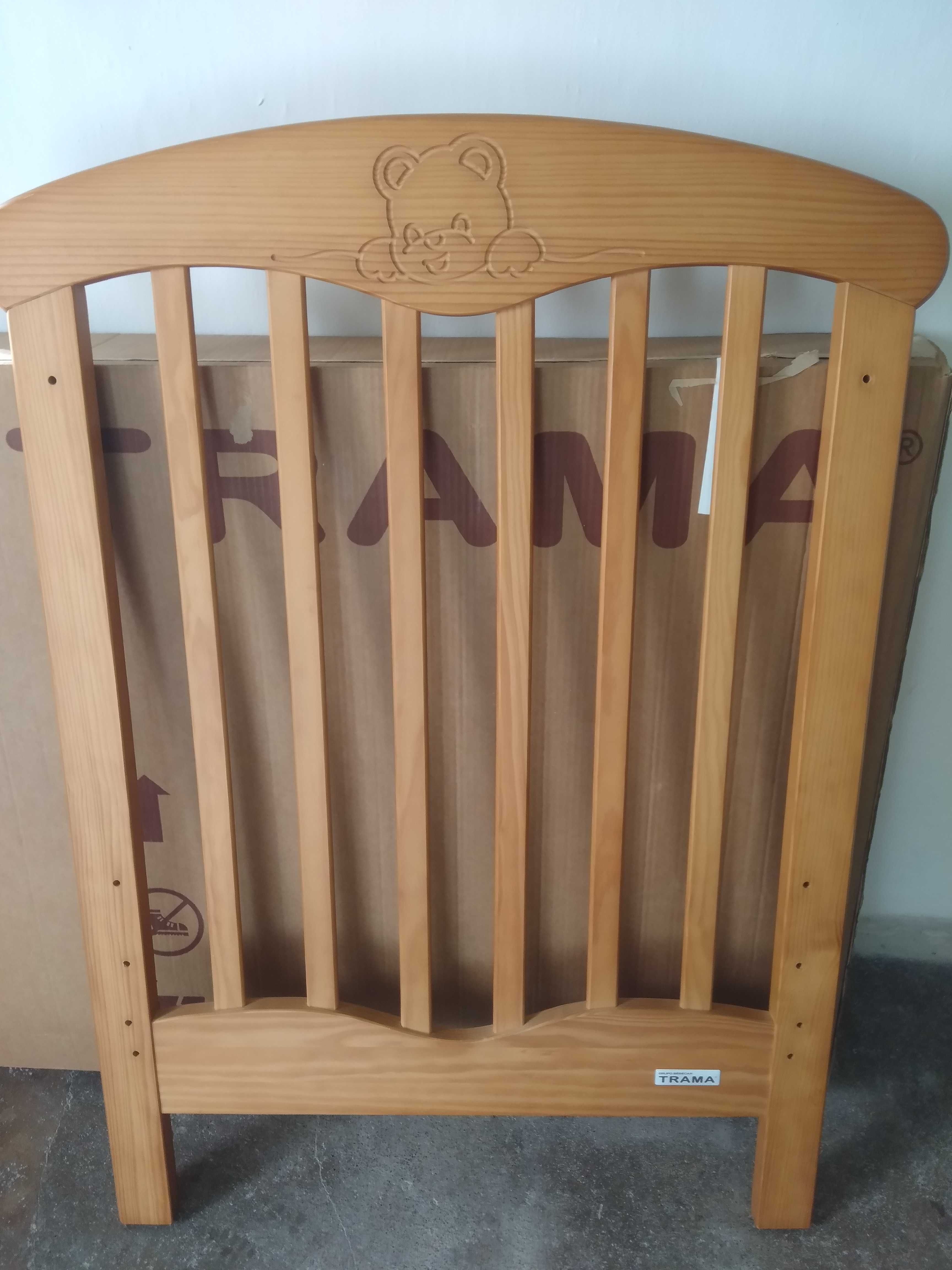 Cama de bebe de grades de madeira