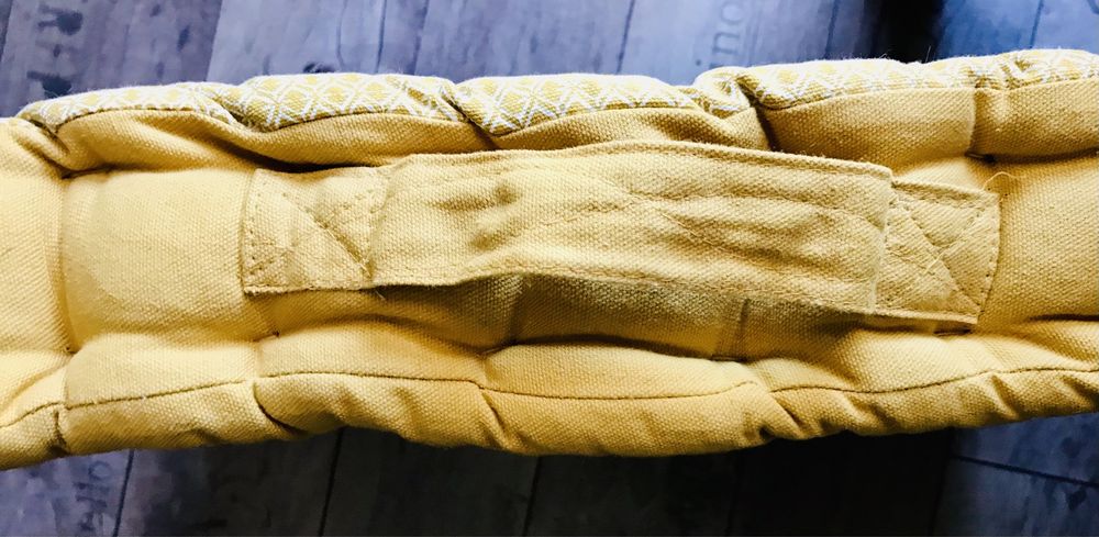 Poduszka do siedzenia z uchwytem w kolorze ochry 40x40x8