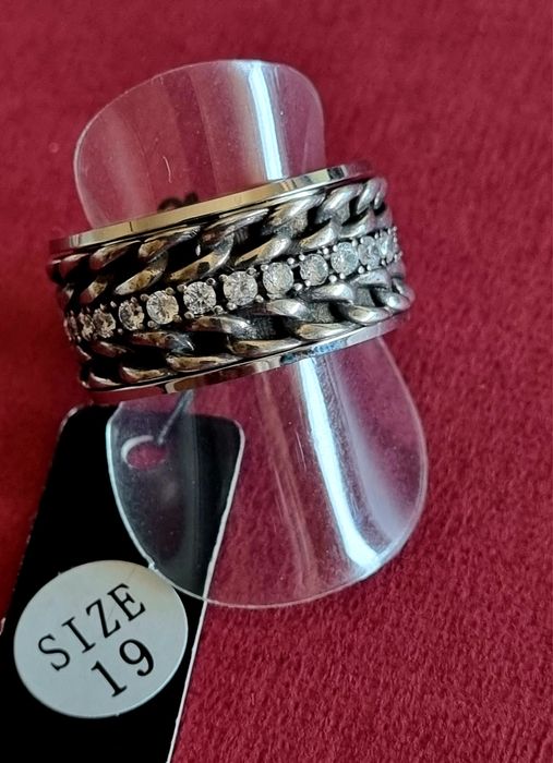 Anel prateado, em aço, com zirconias. Anti-stress. T19